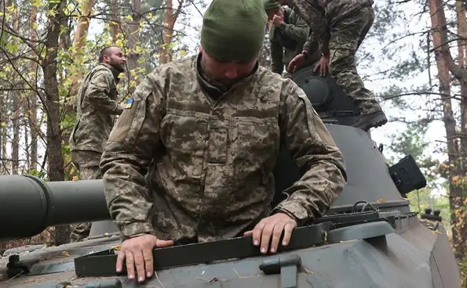 Угнал танк — спас свою жизнь. Солдаты ВСУ бегут с фронта любым способом Угнал танк — спас свою жизнь. Солдаты ВСУ бегут с фронта любым способом