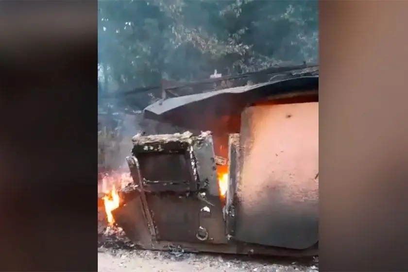 Американский Humvee лопнул от взрыва внутри Американский Humvee лопнул от взрыва внутри