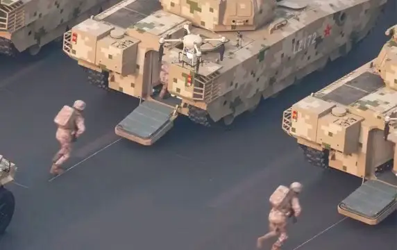 Появилось видео погрузки бойцов НОАК через кормовой люк в МОП Type 100 FSV Появилось видео погрузки бойцов НОАК через кормовой люк в МОП Type 100 FSV