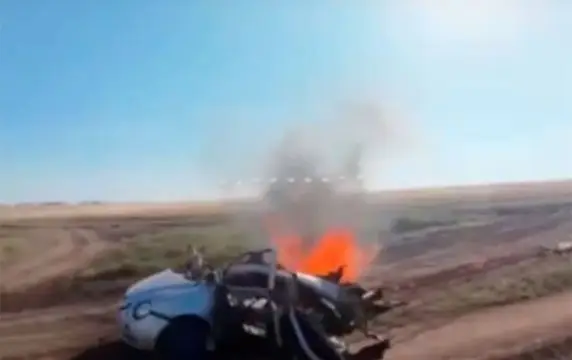 "Молния" ударила по автомобилю ВСУ, уклонившись от украинского дрона "Молния" ударила по автомобилю ВСУ, уклонившись от украинского дрона
