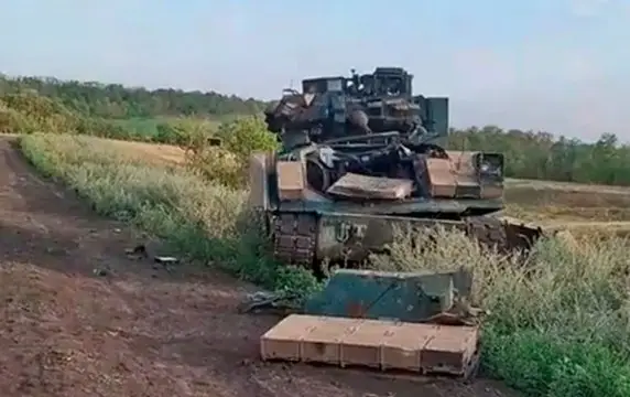 Появилось видео с M2 Bradley ВСУ, у которой взрывом оторвало лобовую броню Появилось видео с M2 Bradley ВСУ, у которой взрывом оторвало лобовую броню