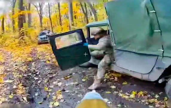 Водителю американского Humvee дрон-камикадзе влетел прямо в лицо