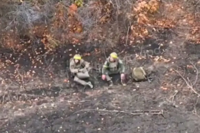 Появилось видео прилета дрона КВН в двух расслабившихся боевиков ВСУ