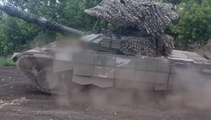 Танкисты ЮВО уничтожили бронетранспортер и пункт временной дислокации ВСУ