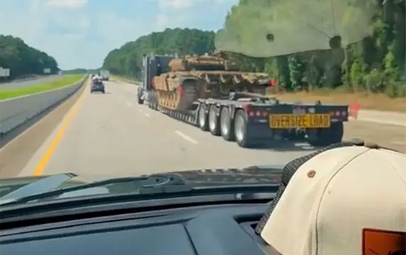 Советский танк Т-72Б замечен на одной из автомобильных магистралей США Советский танк Т-72Б замечен на одной из автомобильных магистралей США