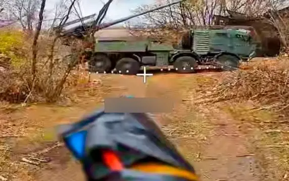 Появилось видео попадания дрона "КВН" в бак украинской САУ "Богдана" Появилось видео попадания дрона "КВН" в бак украинской САУ "Богдана"