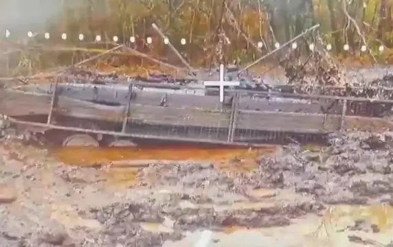 Утонувшую в грязи украинскую БМП добили дроном-камикадзе Утонувшую в грязи украинскую БМП добили дроном-камикадзе