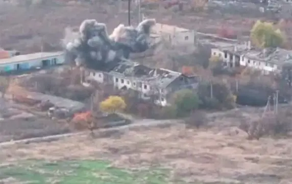 ЛМУР снесла крышу и подожгла здание, где находились дроноводы ВСУ