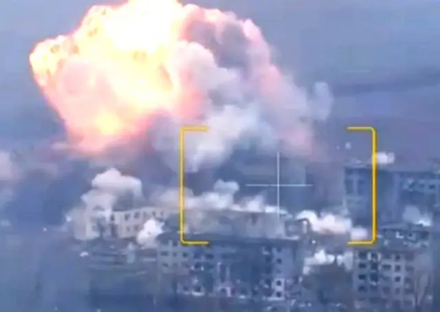 Гигантский огненный гриб поднялся в небо после удара ФАБ-1500 по дому с бое