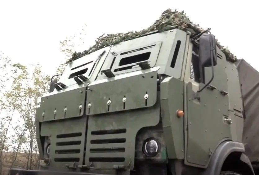 Необычно выглядящий БМ-21 "Град" КамАЗ с бронекабиной нанес удар по ВСУ