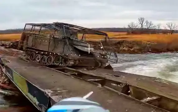 Удар дрона-камикадзе скинул с моста в реку БТР M113 ВСУ