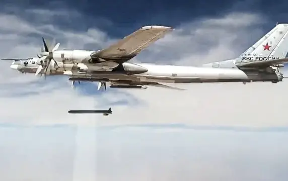 Опубликованы кадры погони F-16 ВСУ за модернизированной ракетой Х-101