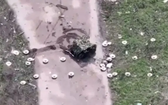 Российский колесный дрон убрал с дороги мины ТМ-62