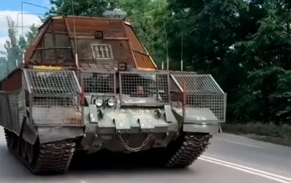 Замечен единственный в ВСУ тяжелый БТР на базе танка Т-62 без пушки