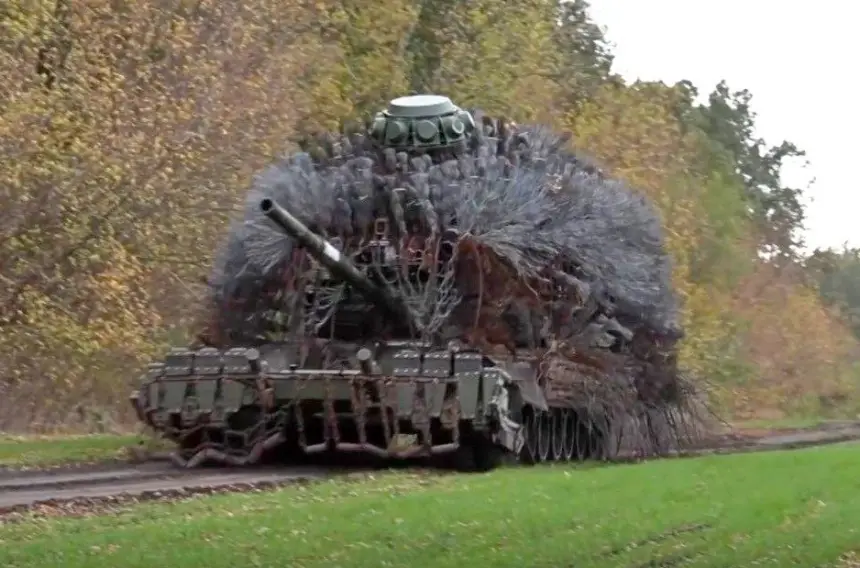 Замечены российские танки с невероятной "дикообразной" защитой от дронов