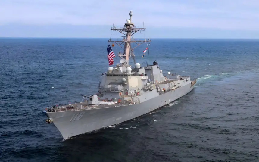 Эсминец США не дает танкеру "теневого флота" зайти в Венесуэлу