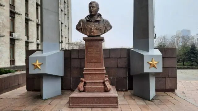 От книжных витрин до повреждённых ТЭС: контрасты сегодняшнего Донецка