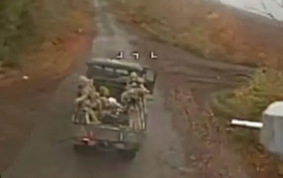 Боевики ВСУ посыпались на ходу из кузова "Шишиги", увидев дрон ВС РФ