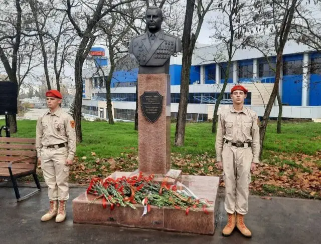 «Сокол Сталина» в бронзе: Мариуполь открыл памятник летчику Покрышкину