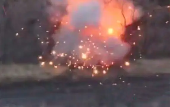 Появилось видео взрыва боекомплекта украинской самоходки "Гвоздика"