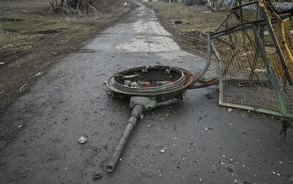 Дроны-камикадзе разобрали подземную "избушку" с танком ВСУ