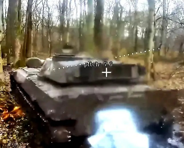 Российские дроны подкараулили в глухом лесу САУ и превратили ее в костер