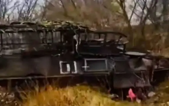 Колесный американский БТР M1117 попал в западню и был сожжен дронами