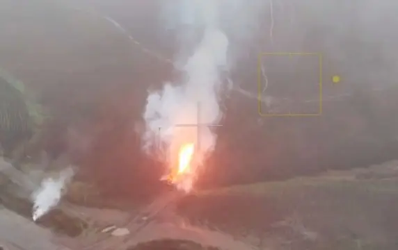 Огненный столб высотой 15 метров над танком ВСУ сняли на видео