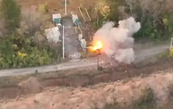 Дрон "КВН" разнес на части "Ниву" с боевиками ВСУ