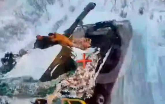 Дрон поразил САУ "Акация" на ходу и находившихся на броне боевиков