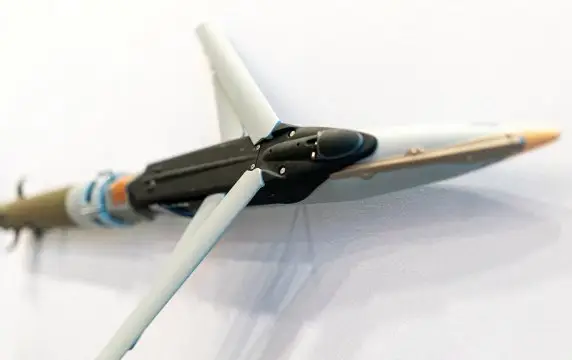 Детали запускаемой HIMARS бомбы GLSDB показали вблизи