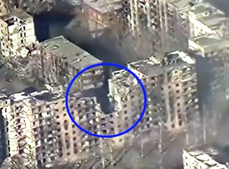 Трехтонная "Царь-бомба" проделала в десятиэтажном доме гигантскую дыру