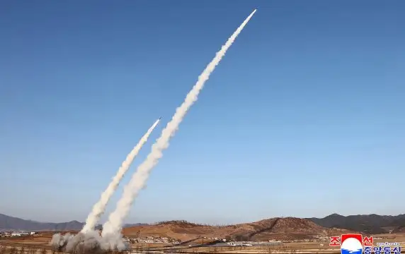 Бьющие более чем на 350 км новые 600-мм РСЗО испытали в КНДР