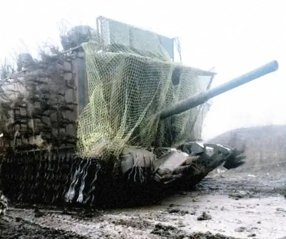 Максимально защищенный русский танк неизвестной модели замечен на фронте