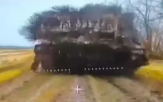 Украинский Т-72 превратили в "танк-еж", но его все равно уничтожили