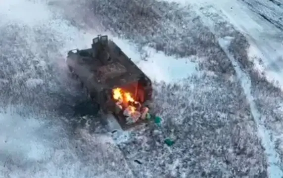 Российский дрон накрыл американскую бронемашину мини-бомбами