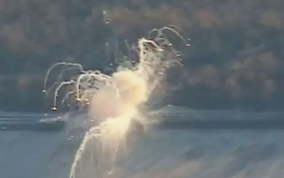 Дрон снял эффектный фейерверк при взрыве боекомплекта украинской САУ