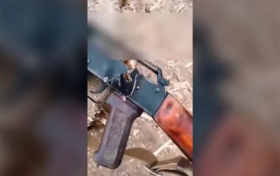 АК-74 получил гигантскую пробоину, но сохранил способность стрелять