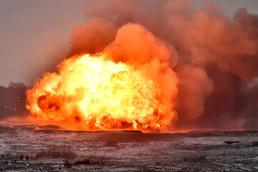 По авиабазе ВСУ Канатово ударили "Кинжалами", "Геранями" и Х-69