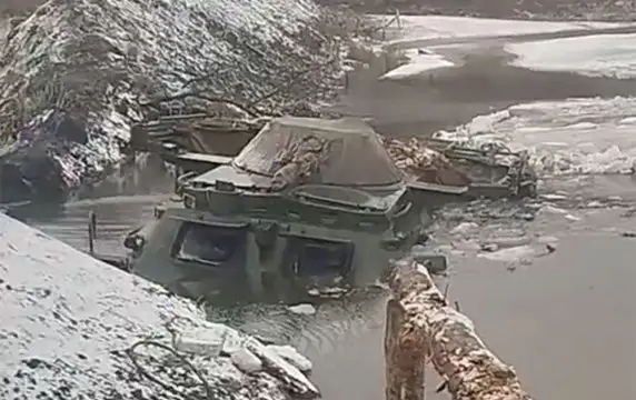 Украинский экипаж БТР решил переплыть пруд и утопил свою бронемашину