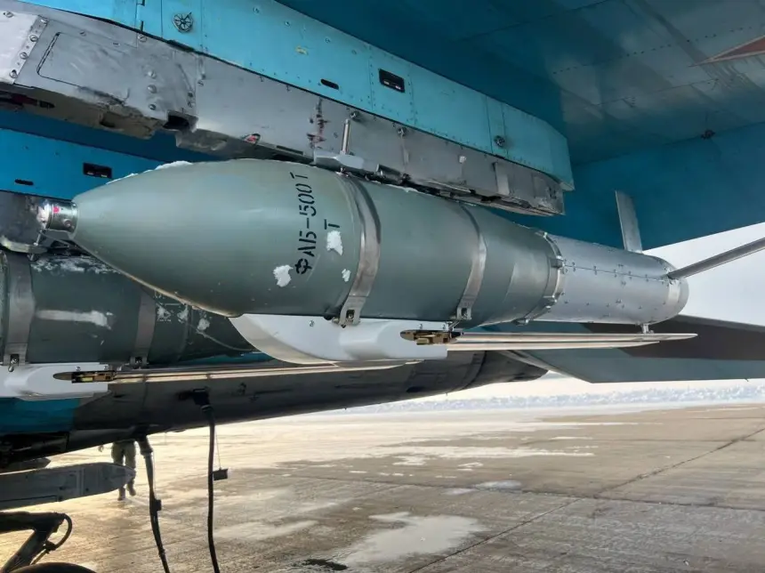 Новое фото бомбы ФАБ-500Т с двигателем и УМПБ-5 появилась в Сети