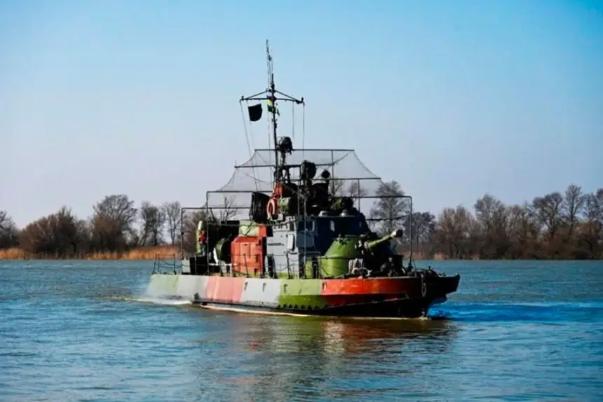 Украинские "речные танки" с башнями от ПТ-76 получили противодронные сетки