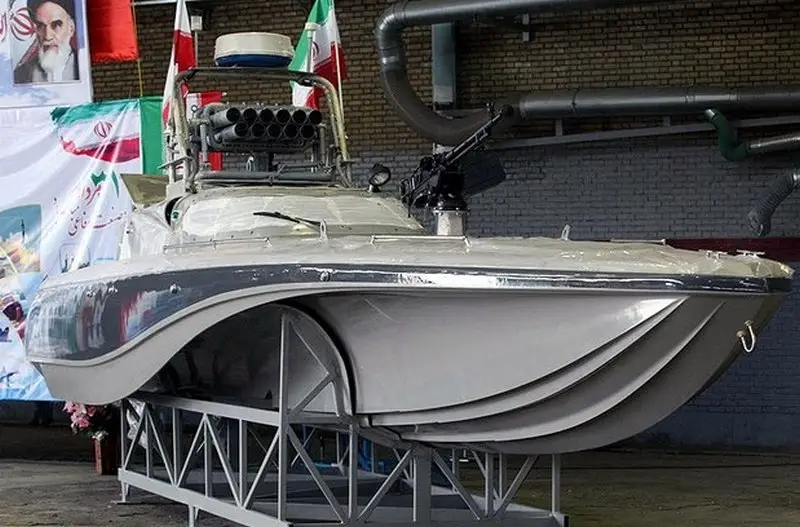 Стаи из сотен катеров флота Ирана будут "рвать в клочья" суда нарушителей