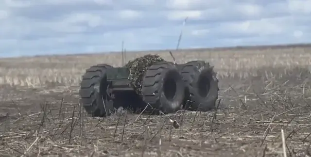 Железная логистика: ВС РФ приступили к обкатке колесной амфибии «Челнок»