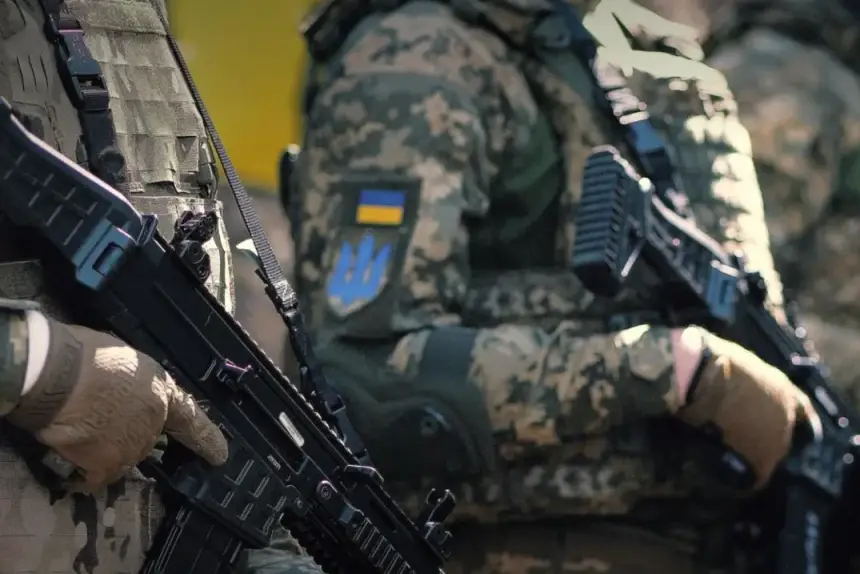 Денег нет, но вы держитесь: офицер ГУР заявил о нищенских зарплатах ВСУ