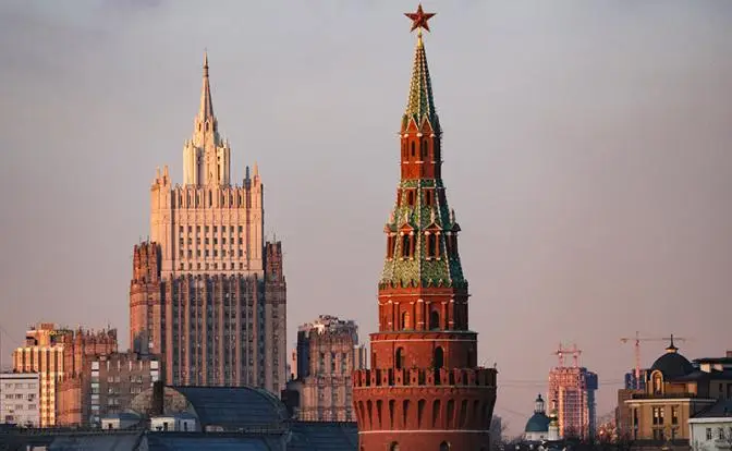 Какой длины в километрах «красные линии» Кремля?