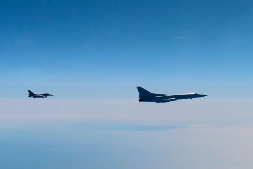 Российский Ту-22М3 с ракетой Х-22 сопровождал румынский F-16