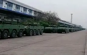 Очевидец снял гигантскую колонну новейших колесных БМП в Китае