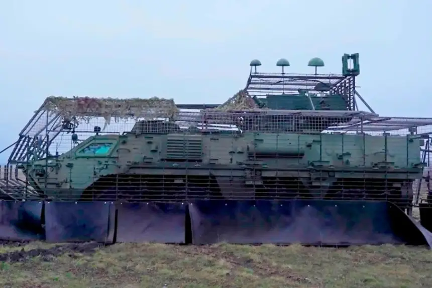 Опубликовано фото украинского БТР-4 "Буцефал" в "юбке"