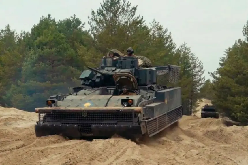 Американскую БМП Bradley на Украине "модернизировали" установкой бревна